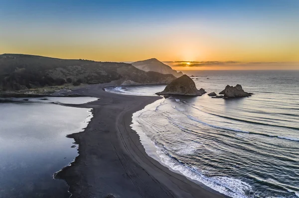 太平洋とチリのサンティアゴ チリに近いトポカルマビーチ周辺の崖の素晴らしい野生の風景の絵のような景色 ストック写真