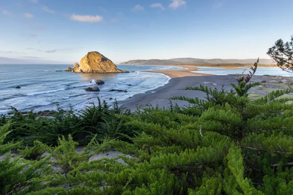Una Spiaggia Idilliaca Selvaggia Con Isola Rocciosa Una Lingua Sabbia — Foto Stock