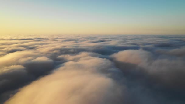 Luftaufnahme Von Oben Weißer Geschwollener Wolken Bei Sonnenaufgang — Stockvideo