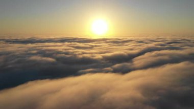 Gün doğumunda beyaz kabarık bulutların hava manzarası 