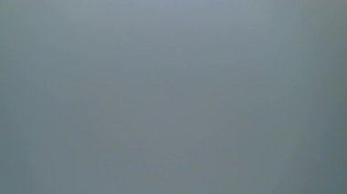 Güneşin doğuşunda beyaz kabarık bulutların yukarıdan görünüşü 