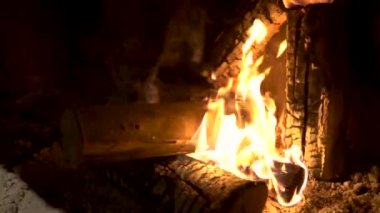 Odunları şöminede yakma görüntüsünü kapat