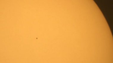 İnanılmaz astronomik olay, Merkür Gezegeni H Alpha teleskop görüntüsünde Güneş yüzeyinden geçiyor.