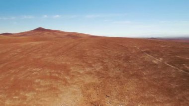 Güneşli bir günde Atacama Çölü panoramik görünümü 
