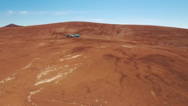 Vista Del Viaggiatore Piedi Vicino All Auto Atacama Desert Durante — Video Stock