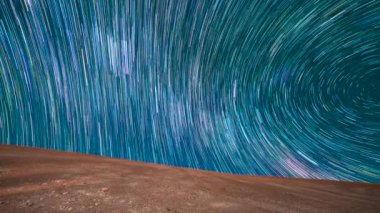 Atacama Çölü yıldızların altında gece gökyüzünde 
