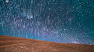 Atacama Çölü yıldızların altında gece gökyüzünde 