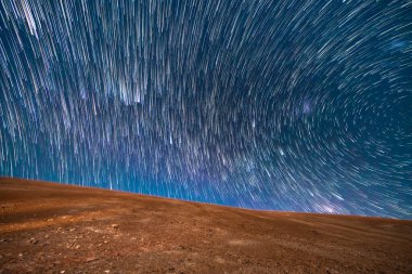 Atacama Çölü yıldızların altında gece gökyüzünde 