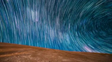 Atacama Çölü yıldızlı muhteşem gece gökyüzü altında, Timelapse 