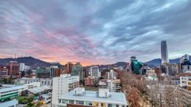 Santiago de Chile şehrinde gün batımında yükselen bulutlarla birlikte zaman daralıyor. 