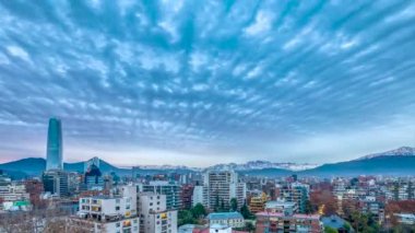 Santiago de Chile şehrinde gün batımında yükselen bulutlarla birlikte zaman daralıyor. 