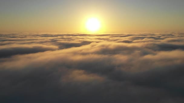 Luftaufnahme Weißer Geschwollener Wolken Bei Sonnenaufgang — Stockvideo