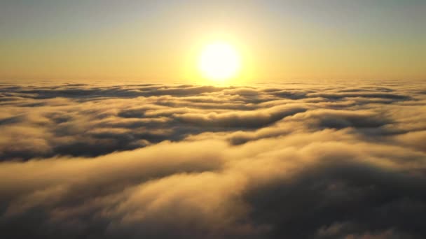 Αεροφωτογραφία Των Λευκών Φουσκωτών Νεφών Κατά Την Ανατολή Του Ηλίου — Αρχείο Βίντεο