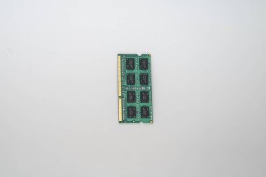 Siyah çipleri ve altın lensleri olan yeşil DDR3 bellek çubuğuna yakın plan, beyaz üzerinde izole.