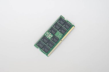 Altın temaslı yeşil DDR5 ECC bellek modülü, beyaz arkaplanda izole edilmiş SK hynix çipleri içerir.