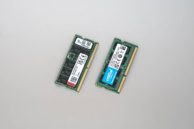 İki bilgisayar bellek modülü, bir DDR5 ECC ve bir DDR3, teknik karşılaştırma için temiz beyaz bir arkaplan ile görüntülendi.