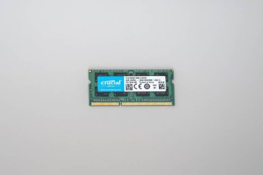 Crucial marka 4GB DDR3L 1600 MHz SODIMM bellek modülü, Çin ürünü, beyaz arka planda izole.