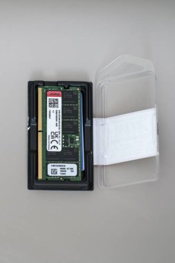 Kingston 'ın koruyucu plastik çantasında DDR5 ECC RAM bellek modülünün yakın planında, nötr bir arkaplan karşısında teknik etiketler ve altın temaslar sergileniyor.