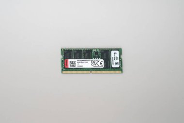 48GB kapasiteli ve 5600 MHz hızında etiketlenmiş SK hynix çipli yeşil DDR5 ECC SODIMM bellek modülünün yakın plan görüntüsü.