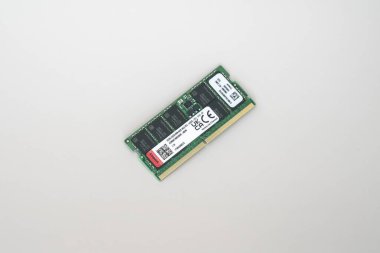 Altın temaslı ve beyaz etiketli yeşil DDR5 ECC RAM modülünün yüksek çözünürlüklü görüntüsü, beyaz arkaplanda izole edilmiş..