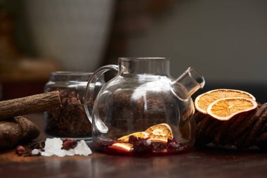 Sabah keki ve sıcak çay.