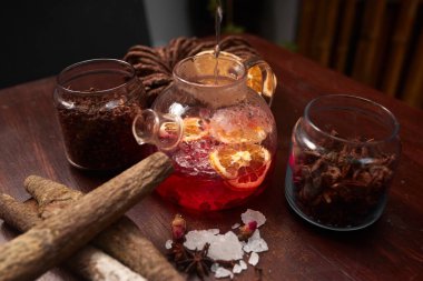 Sabah keki ve sıcak çay.