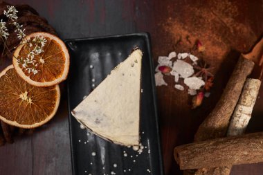 Sabah keki ve sıcak çay.