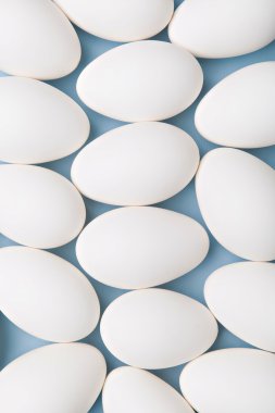 Mavi arkaplanda yumurtalar