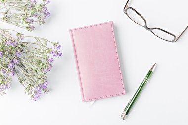 kapalı defter kalem ile