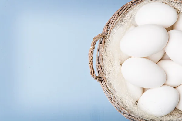 Huevos en la cesta — Foto de Stock