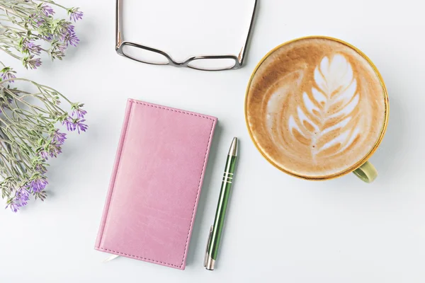 kapalı defter kalem ile