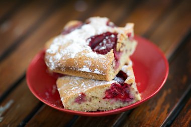 Tabakta çilekli pasta