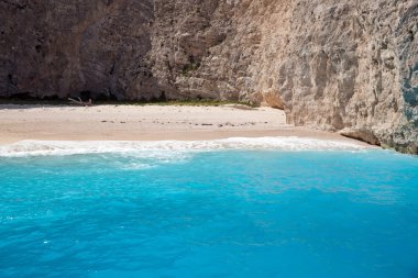 Dalga güneşli sahilde