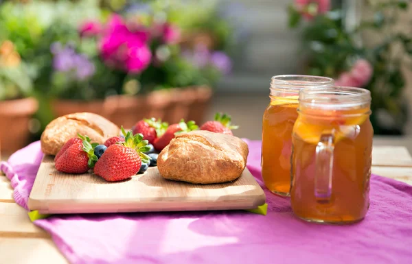 Delicioso café da manhã de verão — Fotografia de Stock