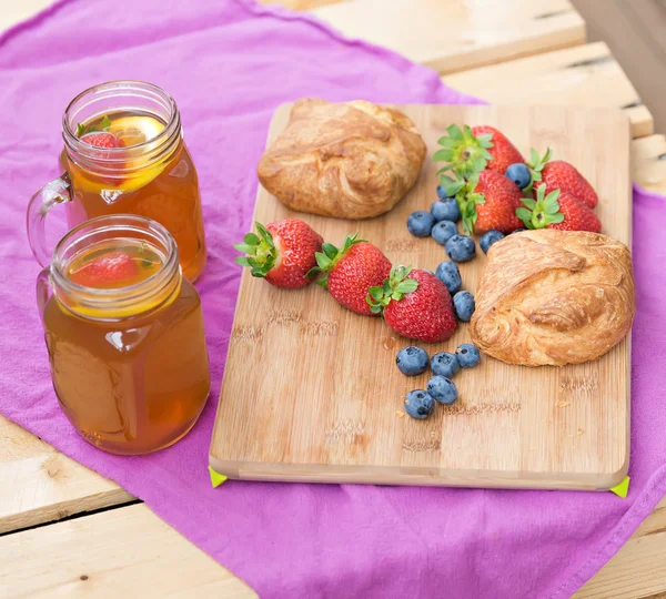 Délicieux petit déjeuner d'été — Photo