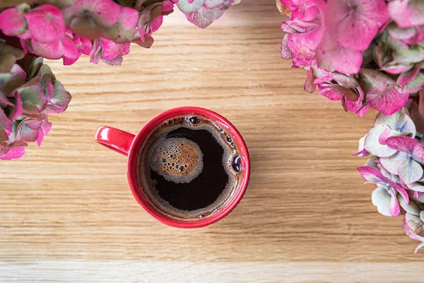 Кава Червоній Чашці Столі Серед Квітів Гортензії — стокове фото