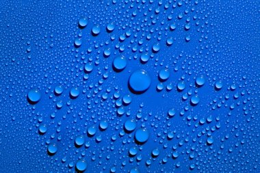 Mavi arkaplanda su damlaları