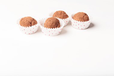 Ev yapımı çikolatalı trüf.