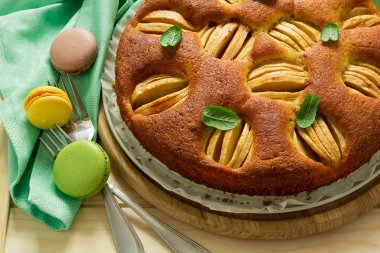 Nane yaprakları ile ev yapımı elma kek