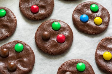 Renkli şeker damla ile dekore edilmiş ev yapımı çikolatalı kurabiye hazırlama