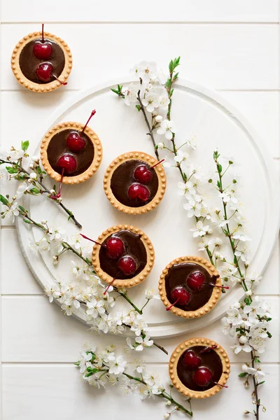 Çikolata ve kiraz ile Mini tart kiraz çiçeği dekore edilmiştir.