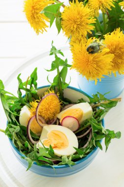 Sarı plaka üzerinde taze yeşil karahindiba salatası