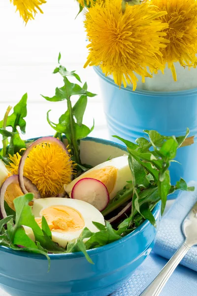 Salada de dente-de-leão verde fresca em prato amarelo — Fotografia de Stock