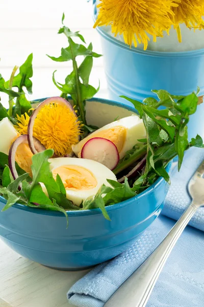 Salada de dente-de-leão verde fresca em prato amarelo — Fotografia de Stock