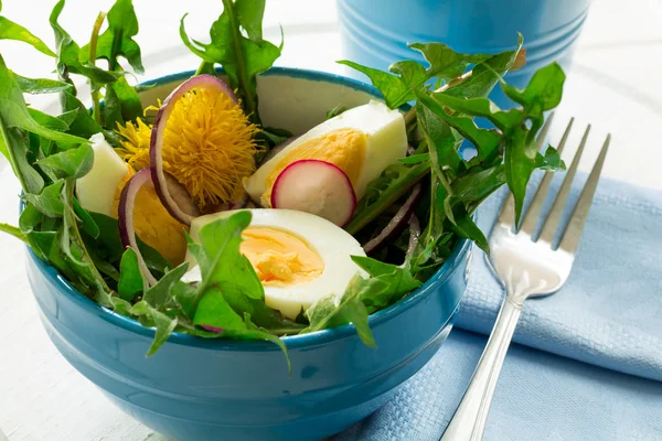 Maskros fräsch grönsallad på gul tallrik — Stockfoto