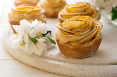 Ev yapımı elma kek dekore edilmiş elma çiçeği gül