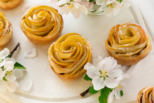 Homemade apple rose cakes decorated apple blossom — Stock Photo, Image