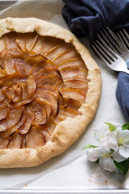 Açık pasta veya Galette'ye elma ile elma çiçeği dekore edilmiş 