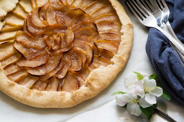 Açık pasta veya Galette'ye elma ile elma çiçeği dekore edilmiş 