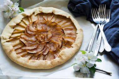 Açık pasta veya Galette'ye elma ile elma çiçeği dekore edilmiş 
